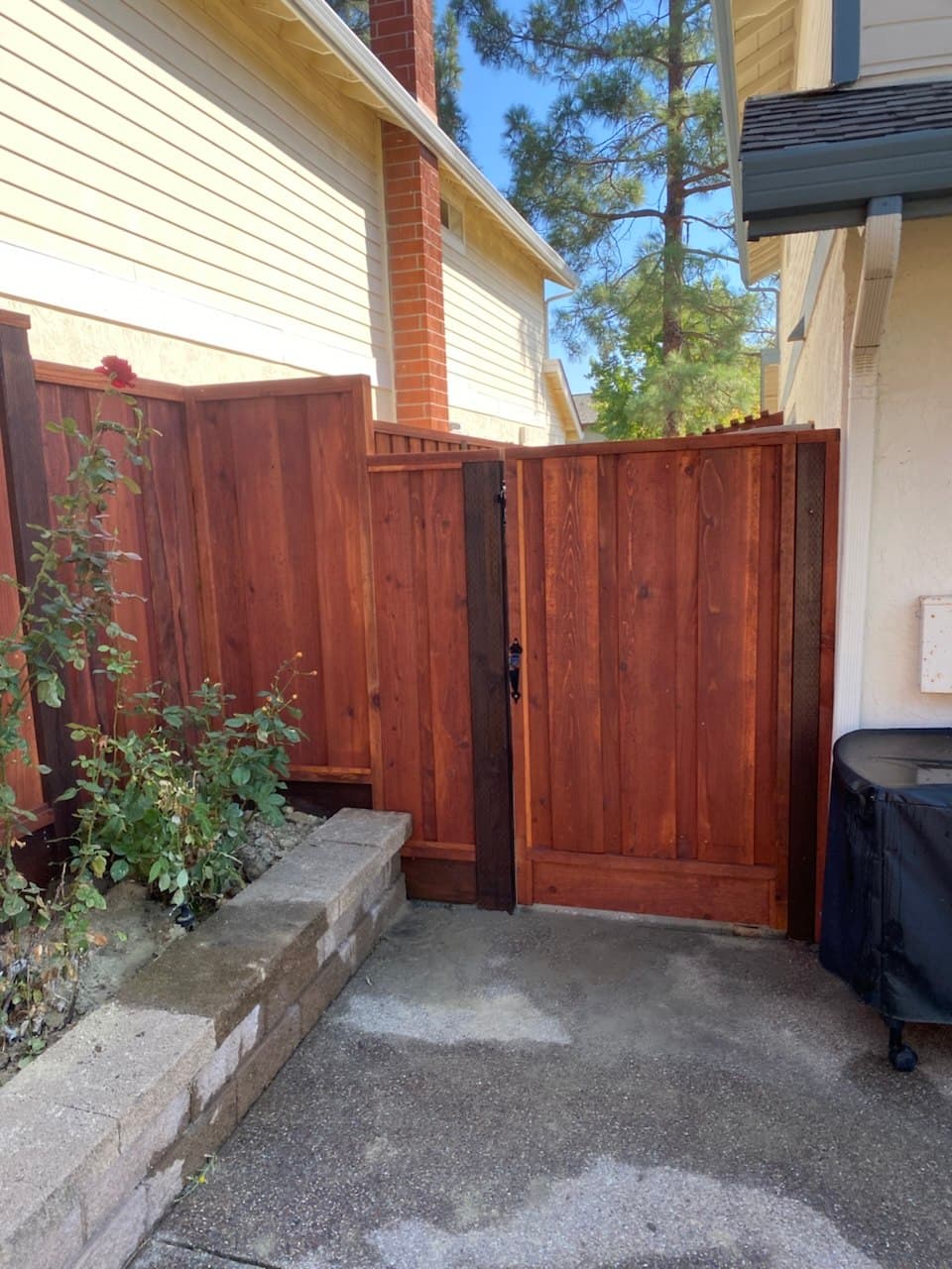 Custom Transaction Board On Board Fence And Gate With Skirt